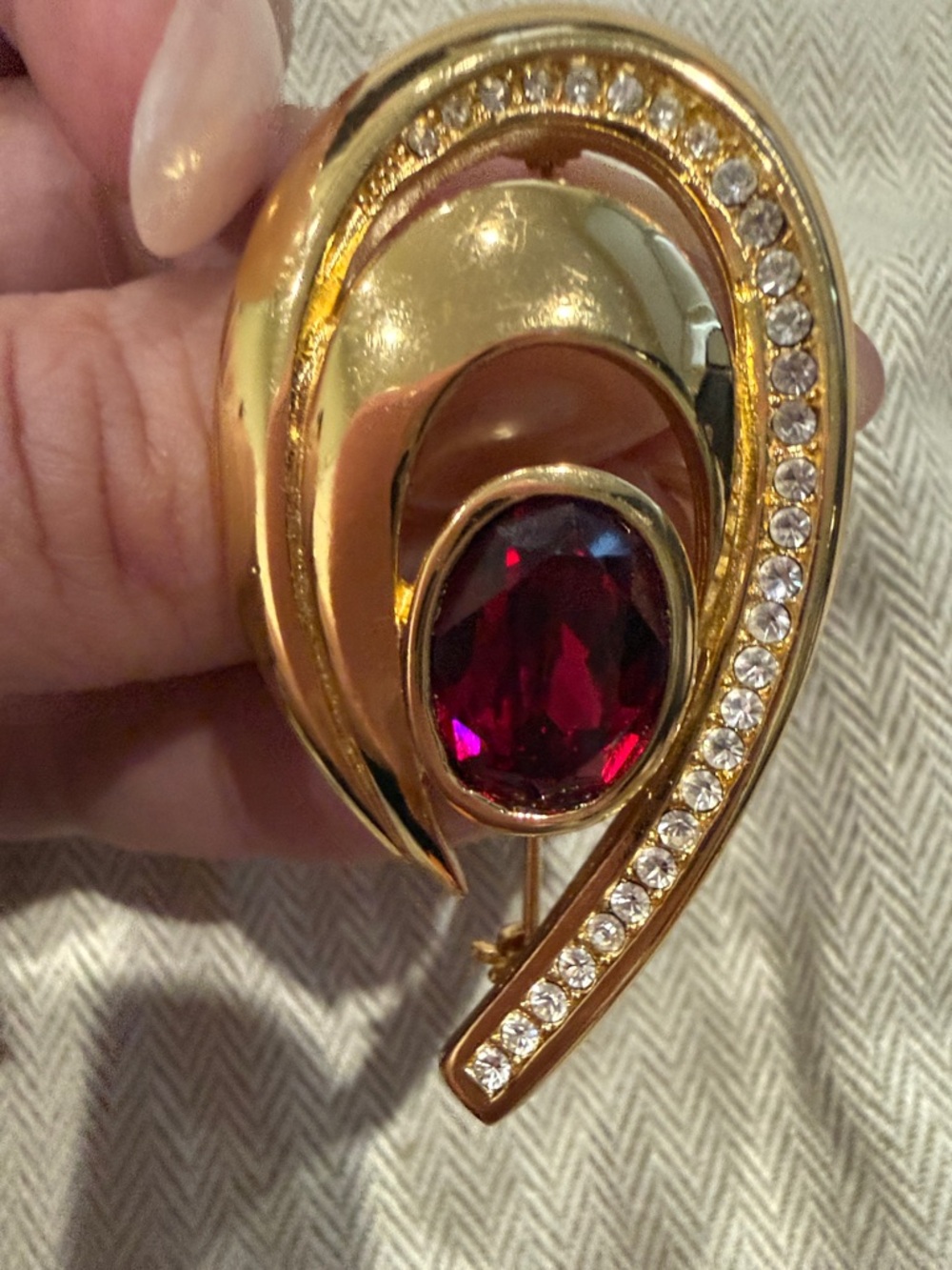 Christian Dior Gold Tone Brooch with Deep Red Crystal and Clear Rhinestones - Picture 5 of 5